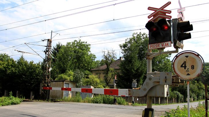 Děti házely kamení na koleje v Mirovicích, zastavily provoz na dvě hodiny